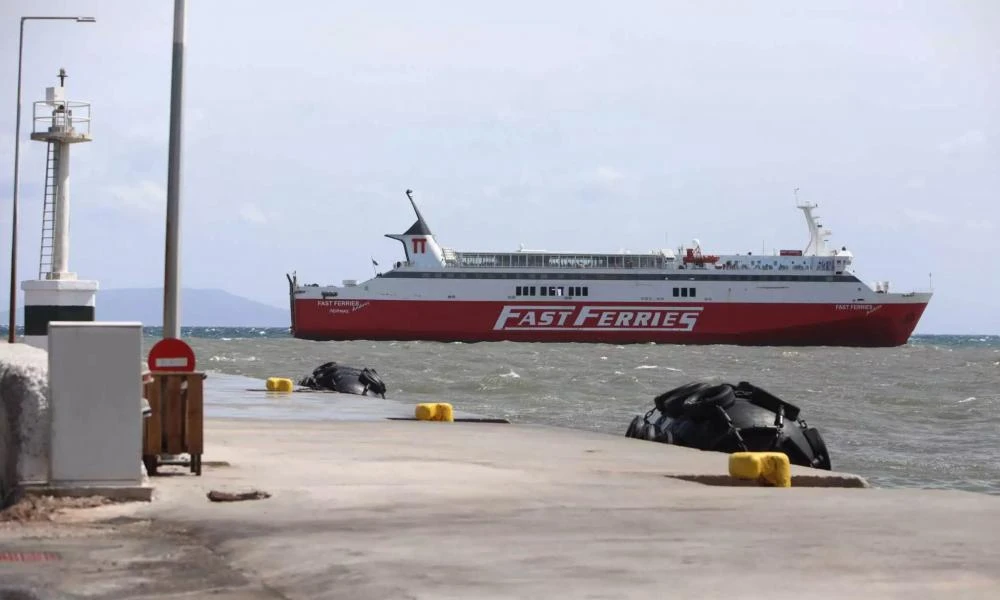 Ραφήνα: Οργισμένοι οι επιβάτες του «Fast Ferries Andros» που παραμένει στο λιμάνι